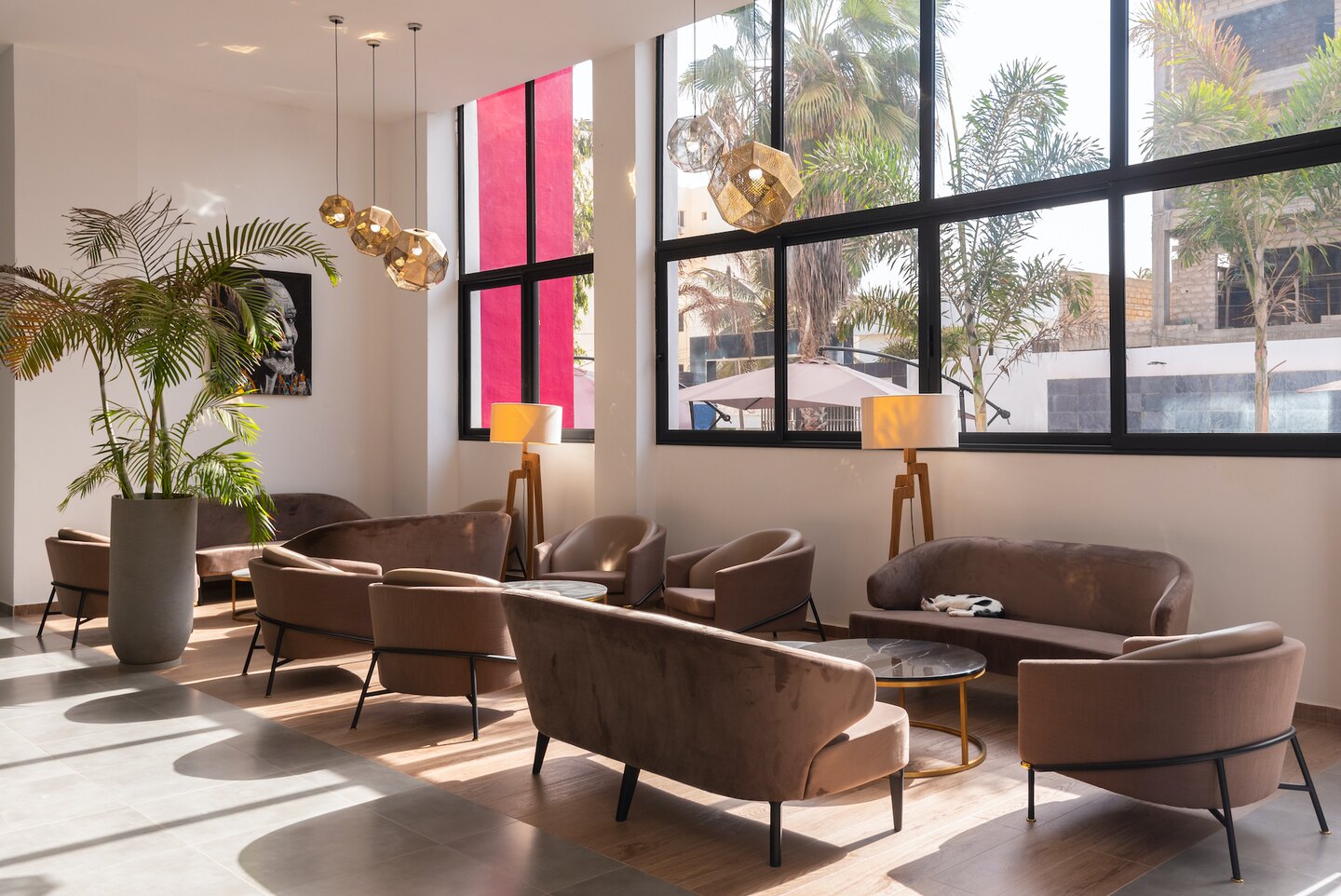 Salon lumineux dans le lobby de L’Adresse Dakar